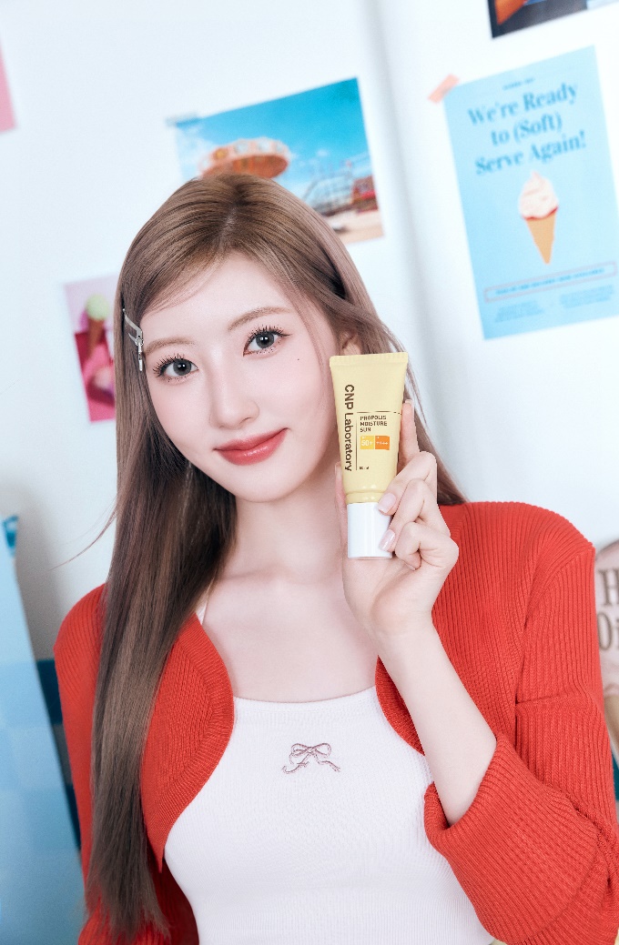 女人拿着手机

中度可信度描述已自动生成