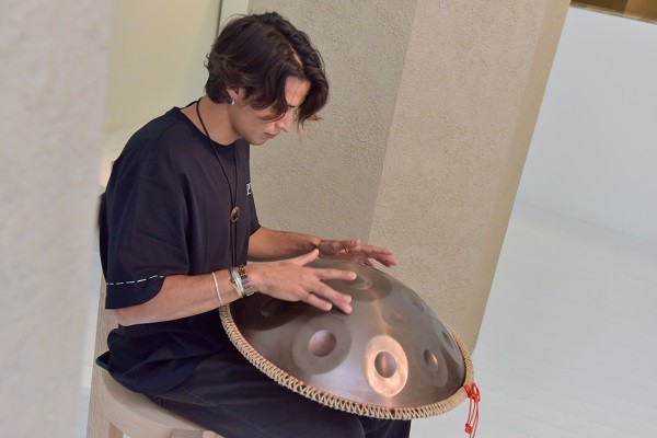 1727088537846238.jpg 颂钵表演.jpg