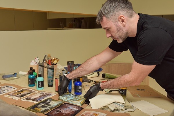 1727088545558376.jpg 现场画师作画.jpg