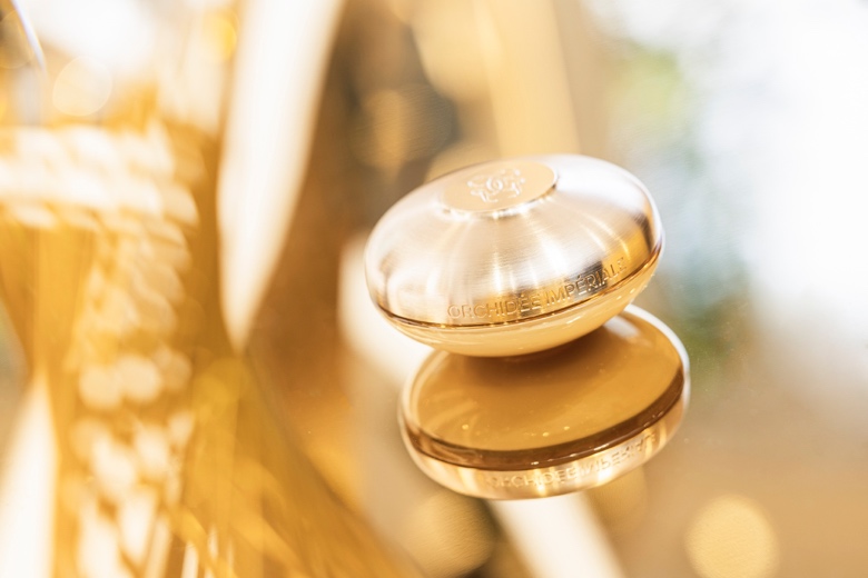 图片包含 室内, 桌子, 杯子, 小

描述已自动生成