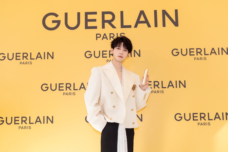 人的照片上写着字

描述已自动生成