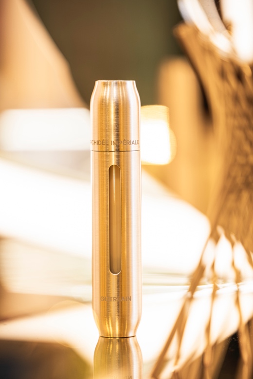 图片包含 桌子, 眼镜, 镜子, 游戏机

描述已自动生成