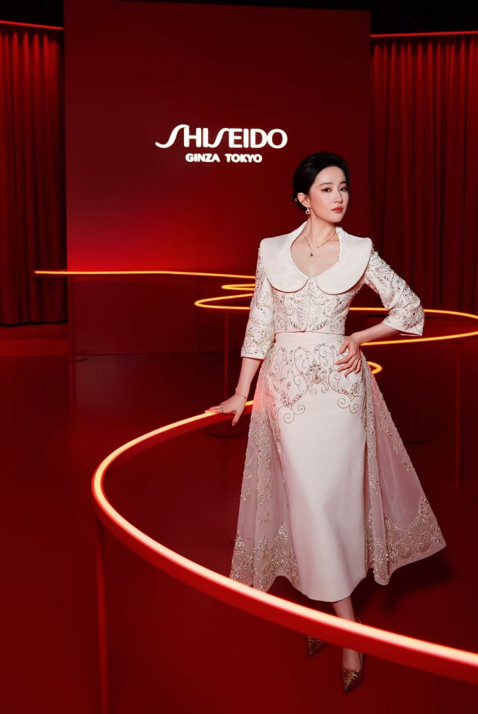 穿粉色裙子的人 AI 生成的内容可能不正确。