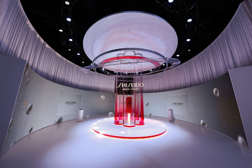 图片包含 室内, 桌子, 粉色, 灯光 AI 生成的内容可能不正确。