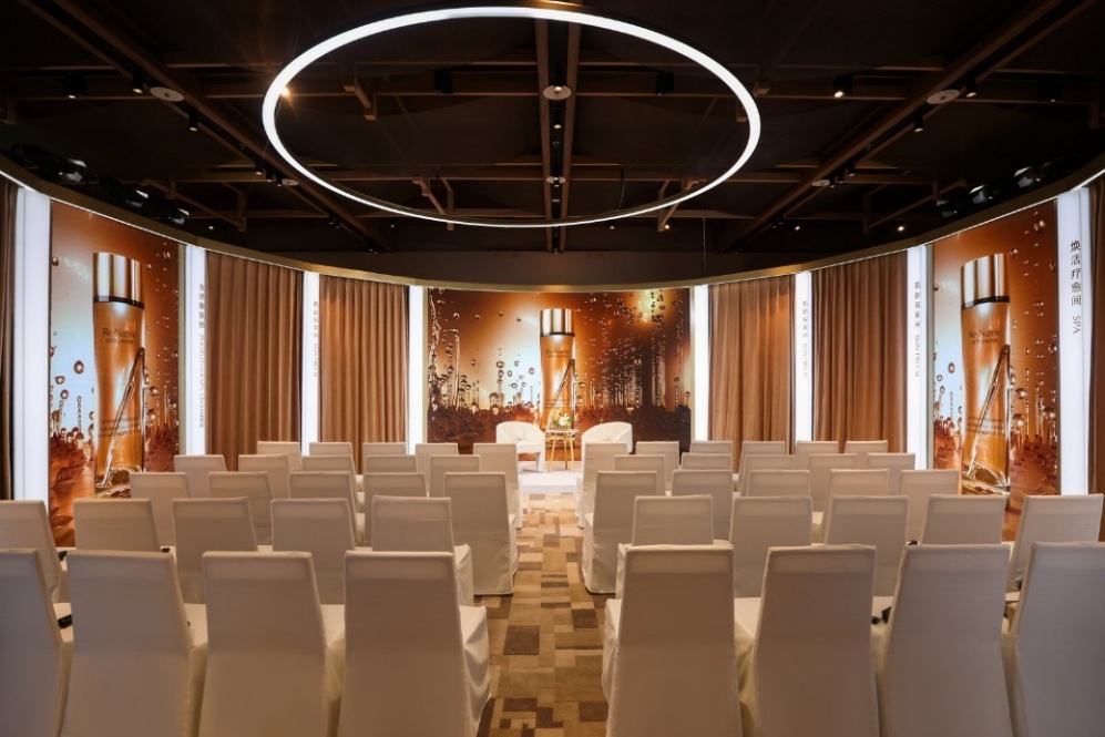 房间里的摆设布局 AI 生成的内容可能不正确。