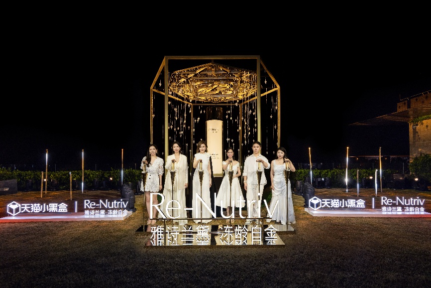 夜晚建筑亮着灯的雕塑 AI 生成的内容可能不正确。